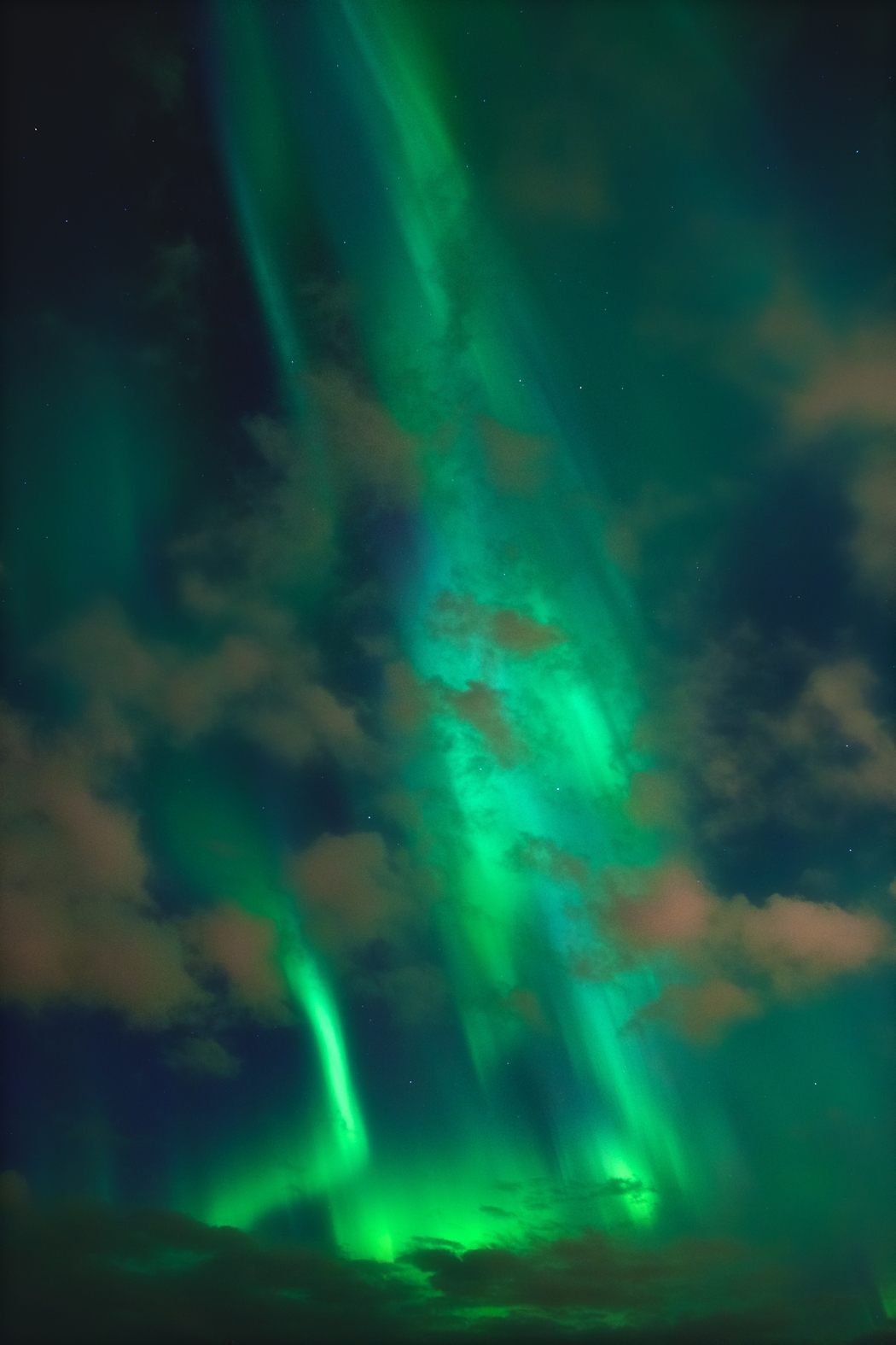 北极光4K高清壁纸，大气天空极光美景 3258x4887 下载