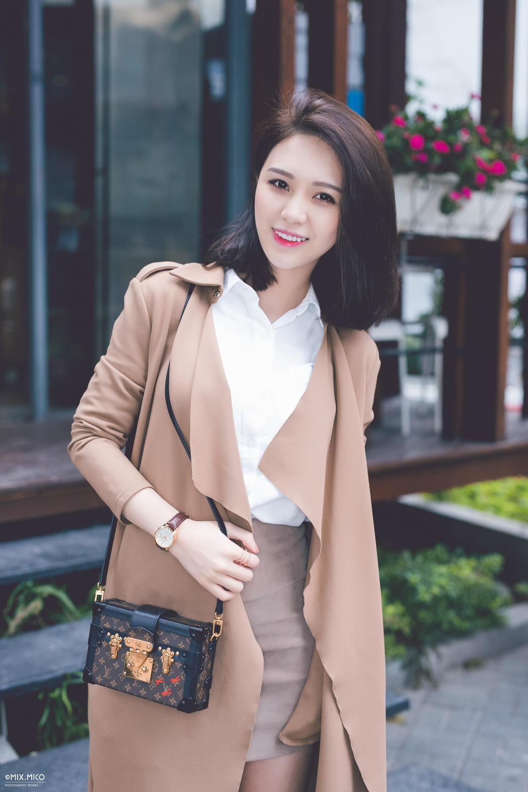 时尚美女4K高清摄影图片，包包、手表与人物壁纸，3648x5472分辨率下载