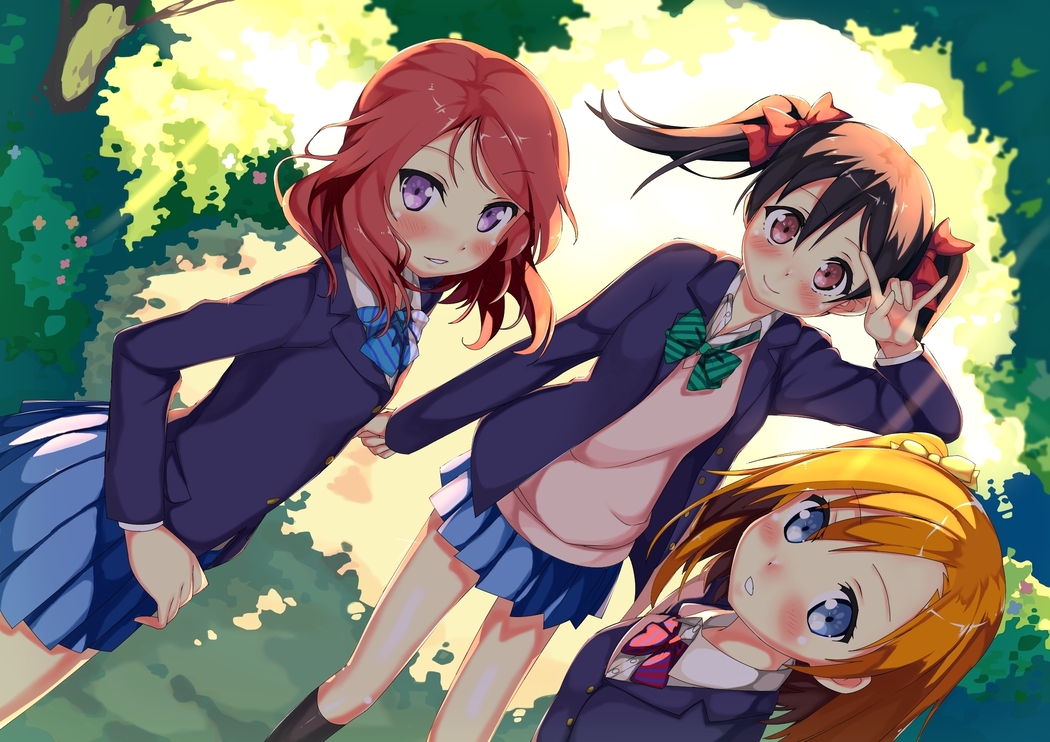 Love Live! School Idol Project 4K动漫壁纸，微笑女孩与树木，高清2344x1657图片下载