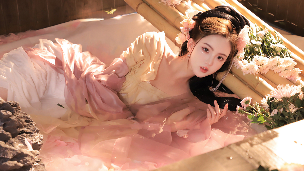 古风美女水池畔，粉色花朵映衬下4K唯美壁纸高清下载（3840x2160）