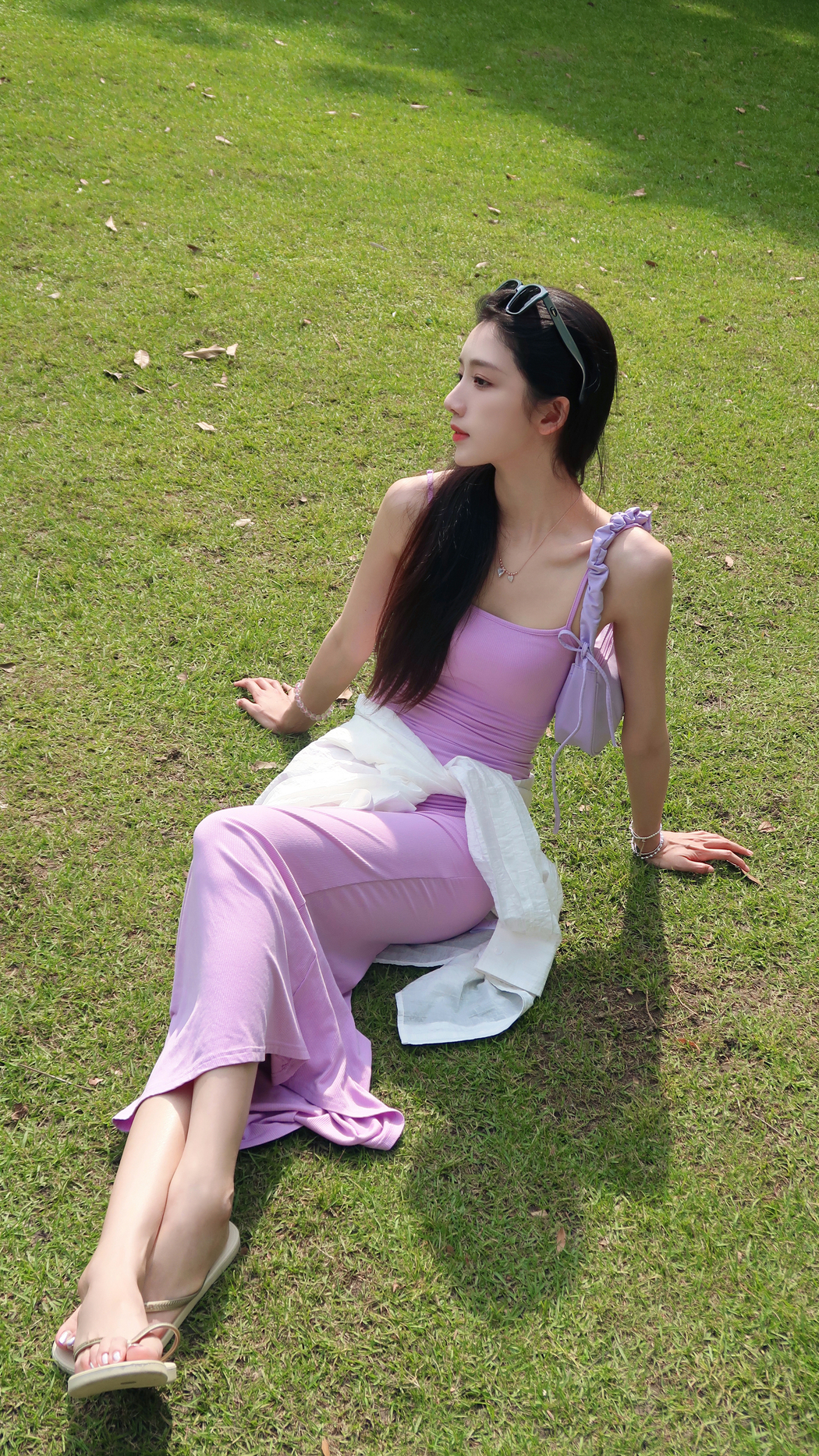 美女肖雨坐于绿草地4K竖屏手机壁纸，2160x3840高清下载