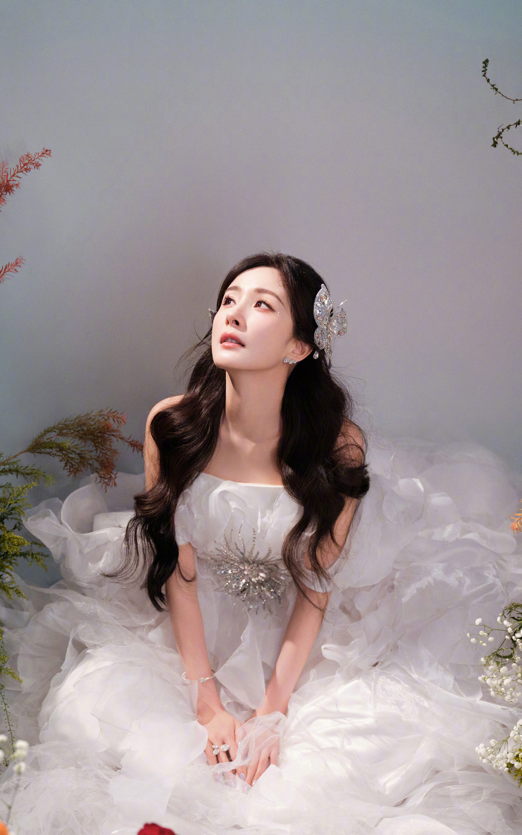 杨幂白色裙装唯美4K竖屏高清壁纸，2400x3840分辨率手机下载