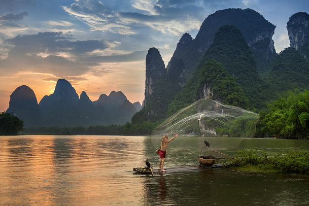 山水捕鱼撒网高清PNG素材，竹筏背景透明图片，风景摄影设计元素下载