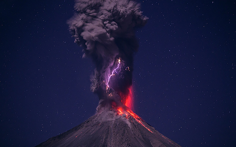 火山喷发震撼背景高清JPG，电商狂欢设计素材下载