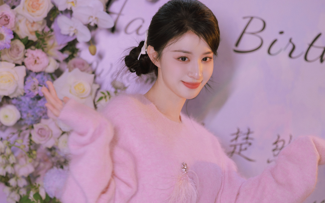 王楚然粉色毛衣4K高清壁纸，3840x2400可爱美女图片下载
