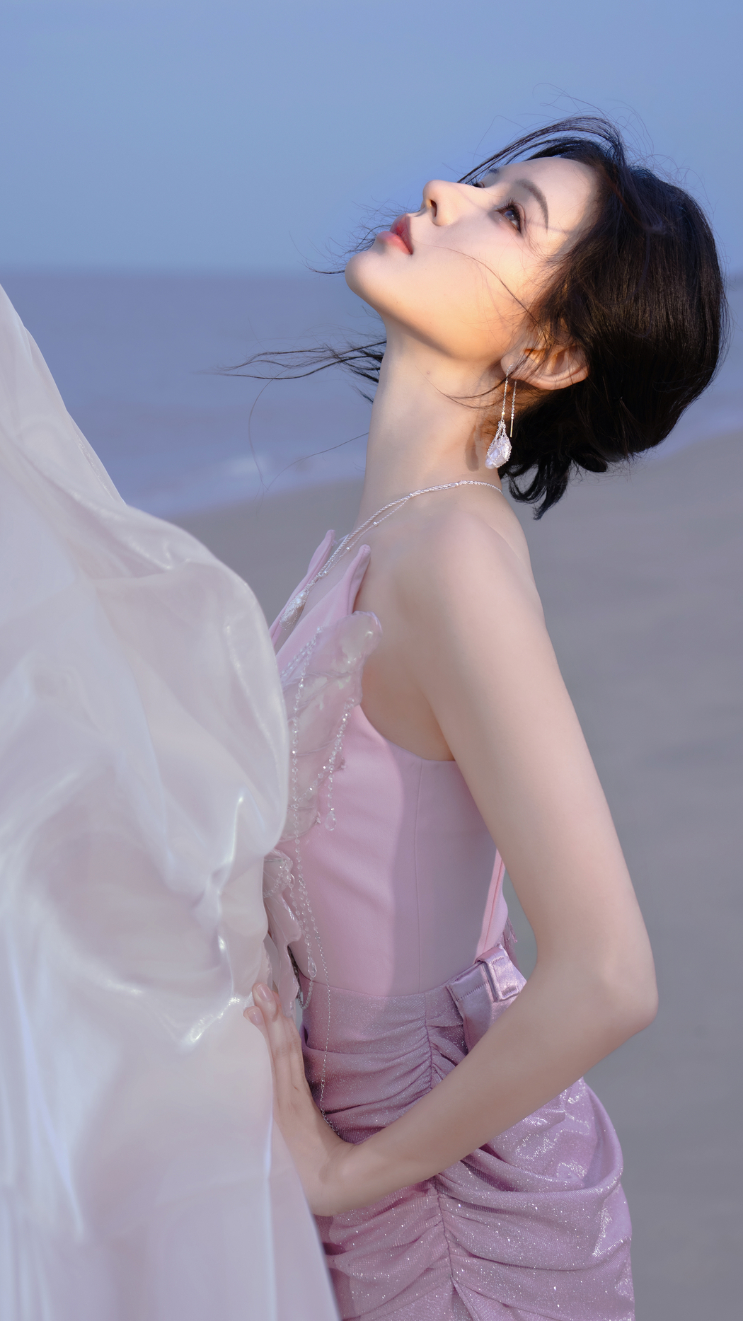 张予曦粉色裙侧身照 4K高清手机壁纸 2160x3840 下载