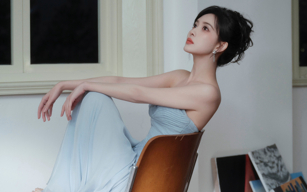 孟子义蓝色抹胸长裙4K高清壁纸，3840x2400分辨率下载