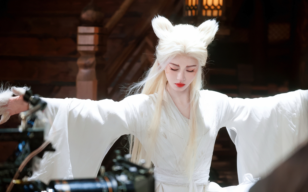 鞠婧祎白发狐狸4K超清壁纸，3840x2400高清美图下载