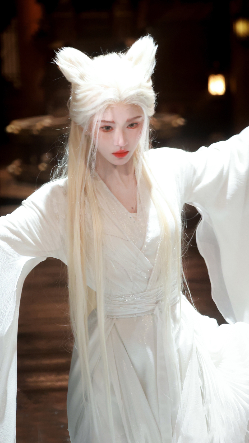 鞠婧祎白发狐狸4K超清手机壁纸 2160x3840 高清下载