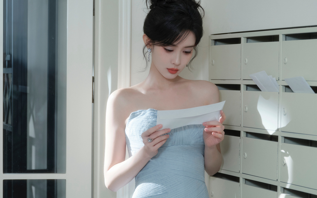 孟子义蓝色抹胸长裙4K超清壁纸，3840x2400分辨率美女图片下载