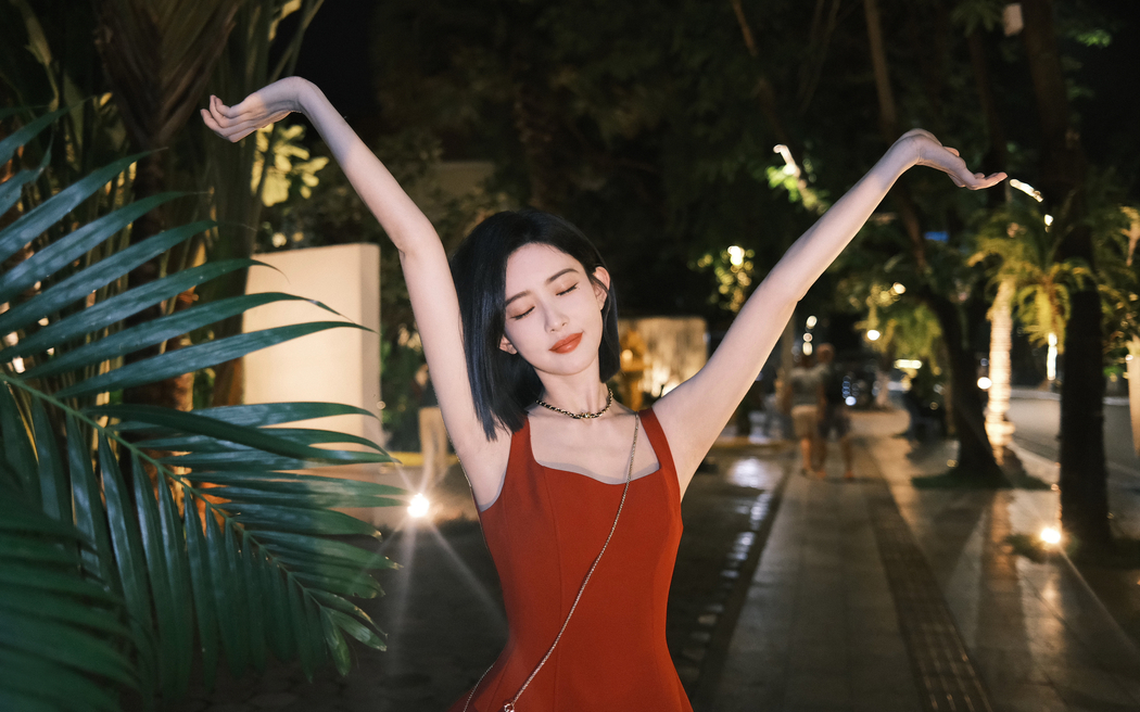 孟子义闭眼唯美瞬间，红色裙子4K高清壁纸，3840x2400分辨率美女图片下载