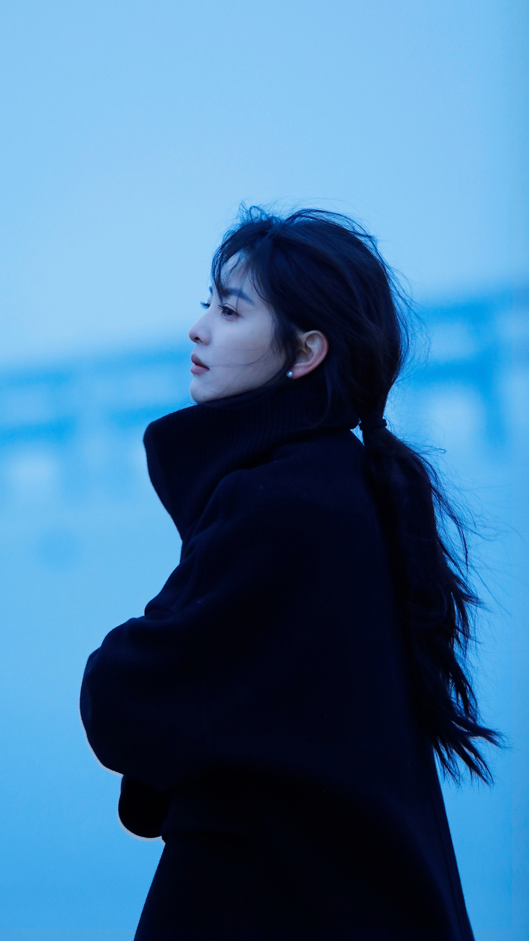 章若楠侧脸4K高清手机壁纸，黑色外套造型，2160x3840分辨率下载