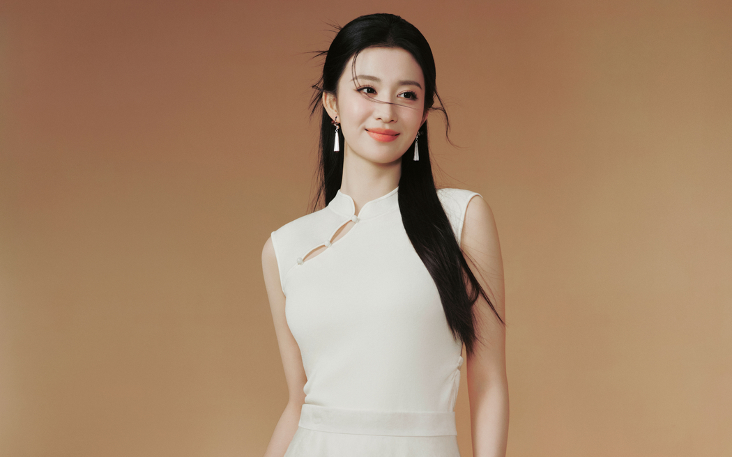 王楚然长发白裙4K高清美女壁纸 3840x2400分辨率下载
