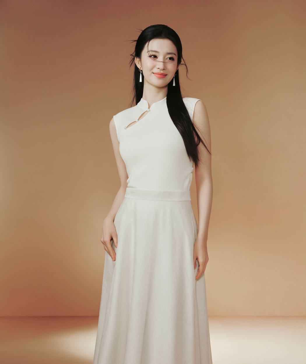 王楚然长发飘逸，白色长裙唯美4K高清手机壁纸，3220x3840分辨率下载