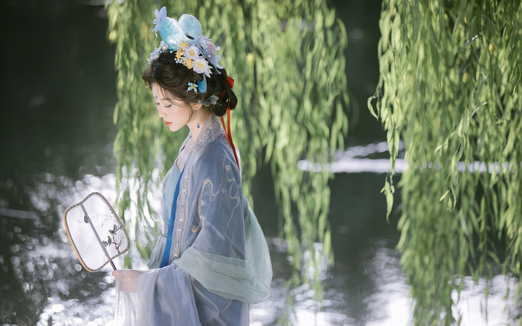 杨柳树下汉服美女与竹大宝，4K超清壁纸3840x2400高清下载
