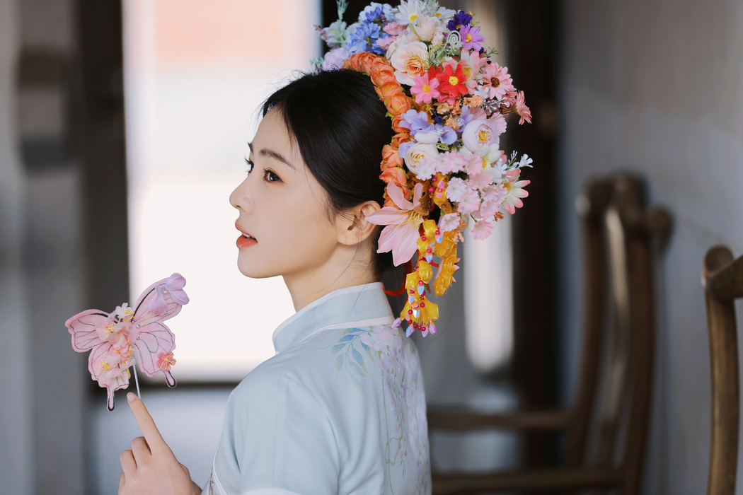 白鹿古风美女回头4K高清壁纸，4096x2732分辨率美图下载
