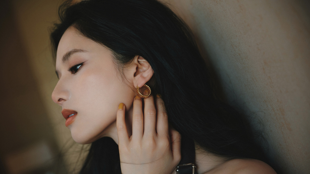 张婧仪4K高清侧脸美女壁纸，3840x2160分辨率下载