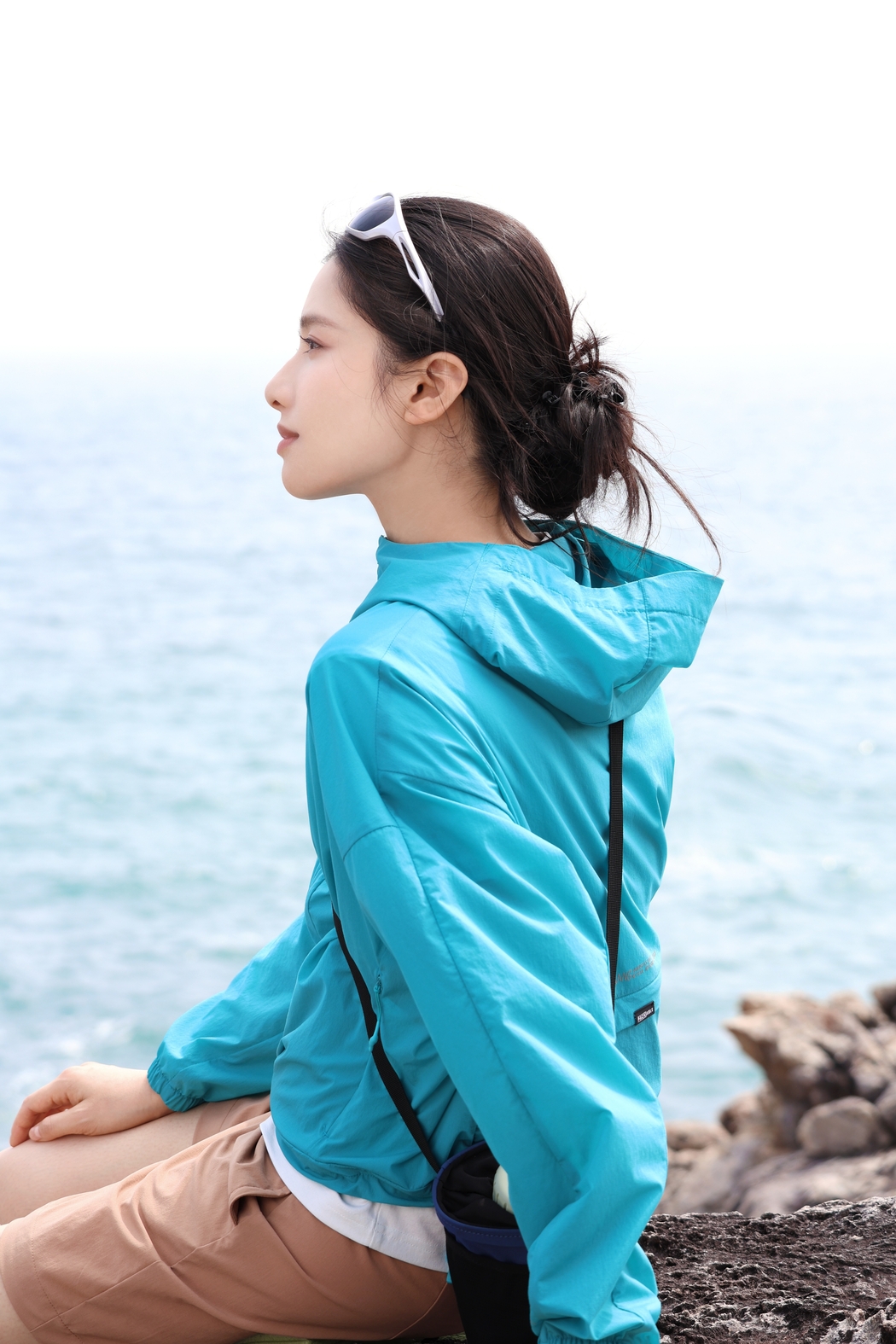 张婧仪户外美景高清壁纸，6K/4K手机图片下载，分辨率4000x6000
