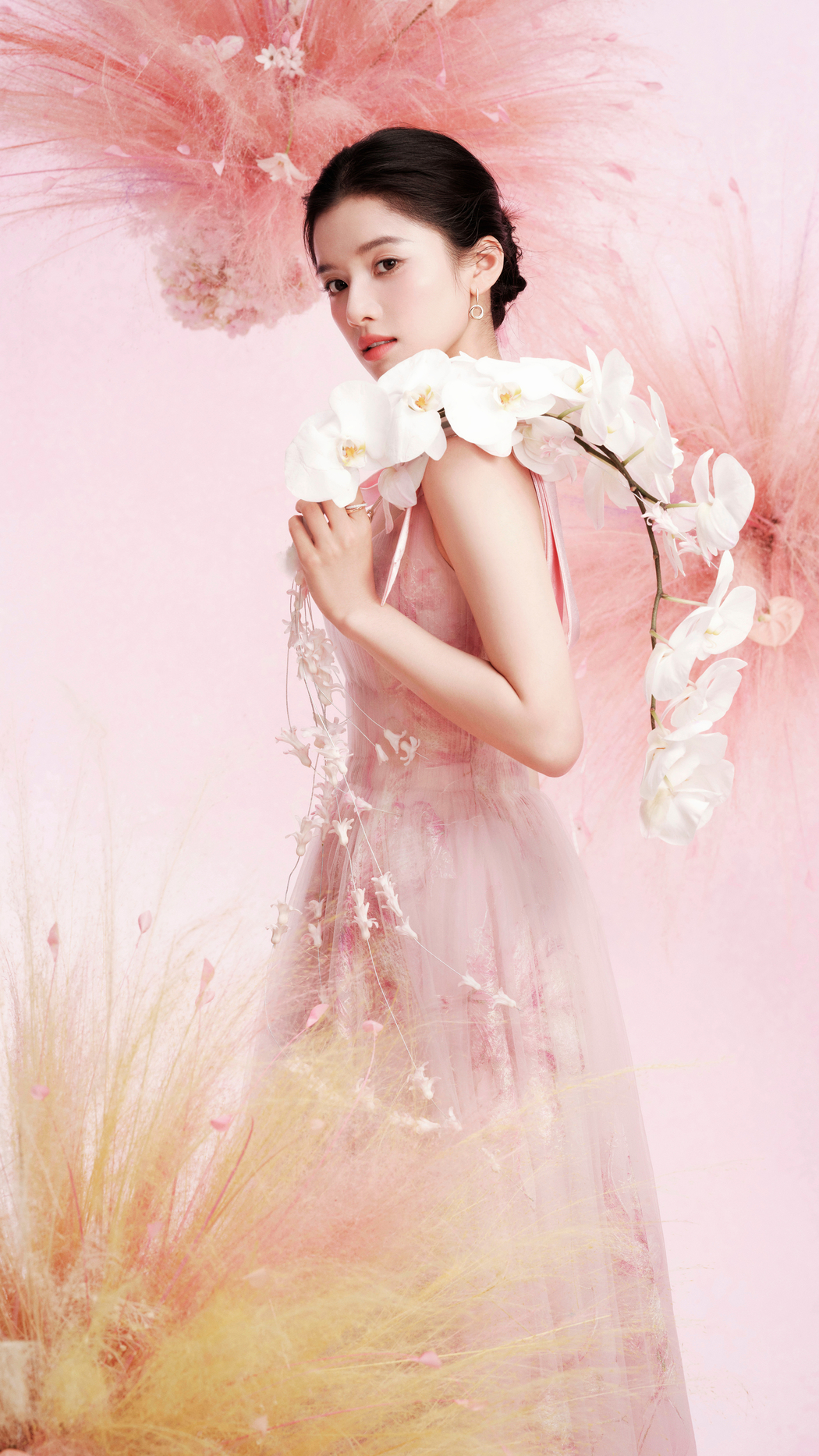 张婧仪粉色裙装花卉4K超清手机壁纸下载 2160x3840