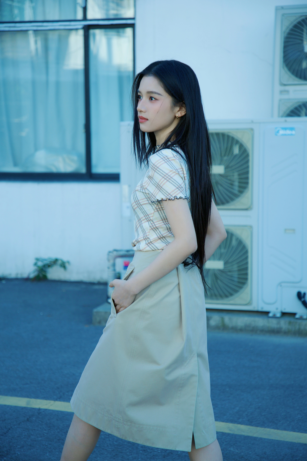 张婧仪侧身照高清壁纸下载，4K/5K分辨率 3840x5760