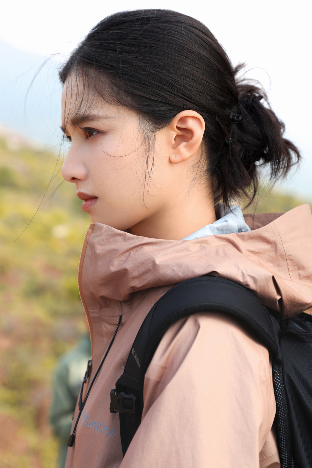 张婧仪侧脸4K高清壁纸，3300x4950手机图片免费下载