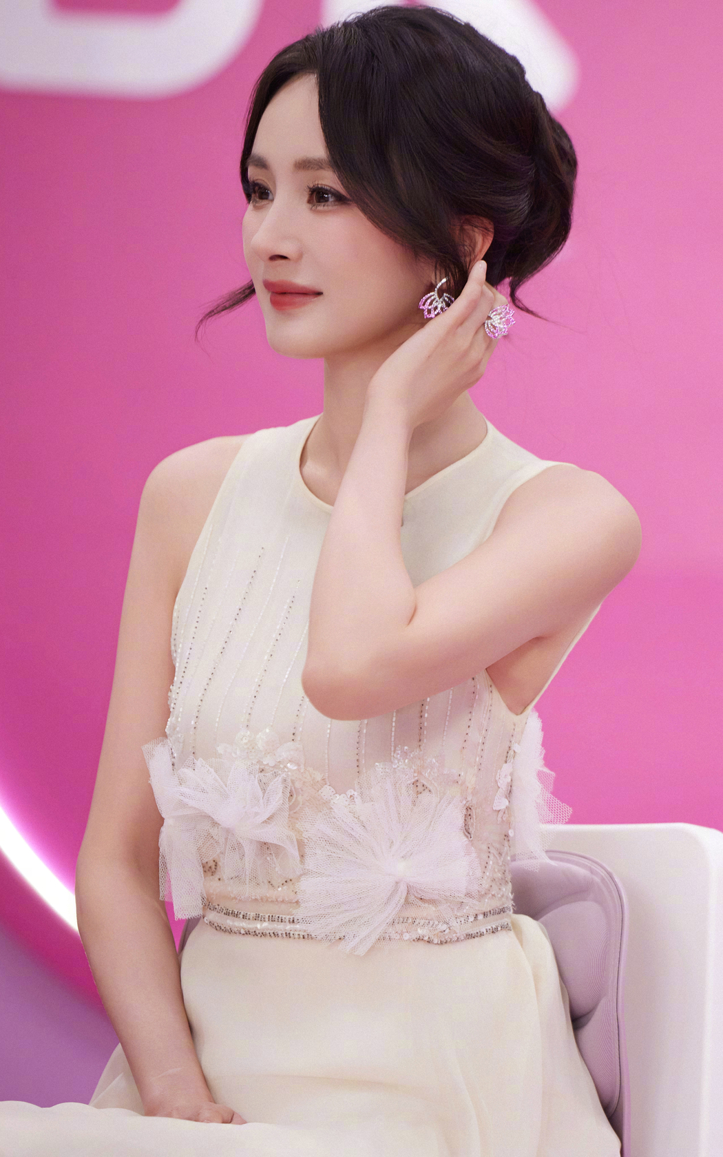 杨幂白色裙装唯美高清4K手机壁纸，2400x3840全屏下载