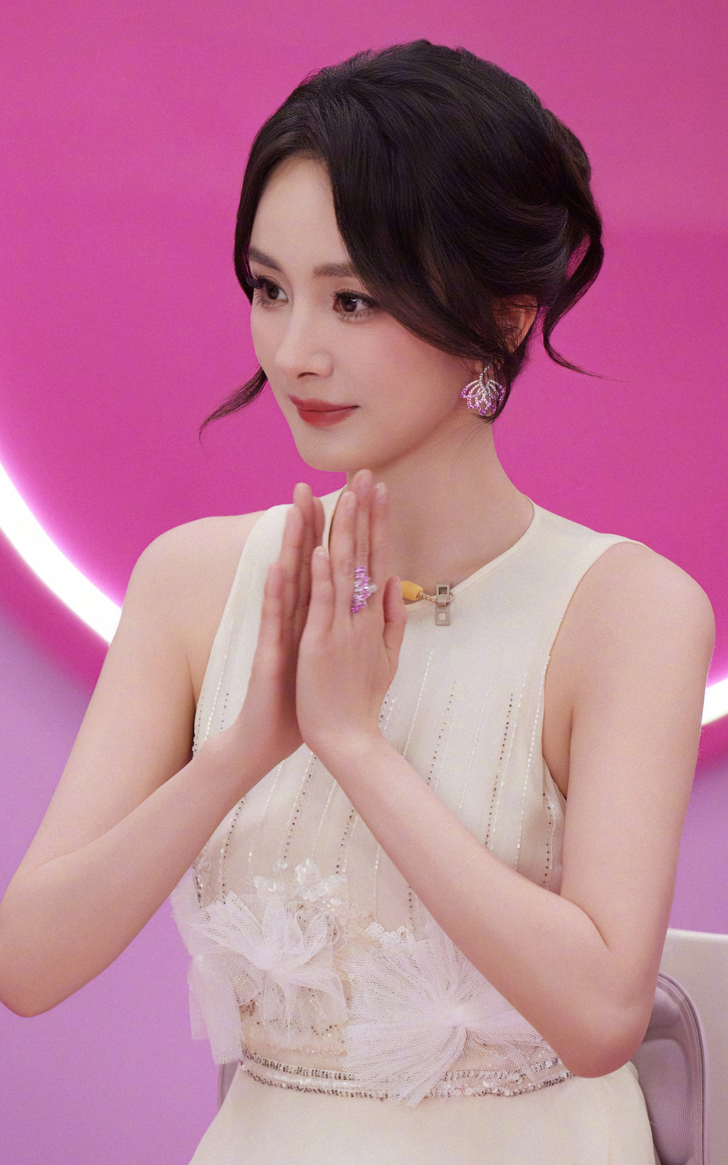 杨幂双手击掌高清4K美女壁纸，2400x3840手机图片下载