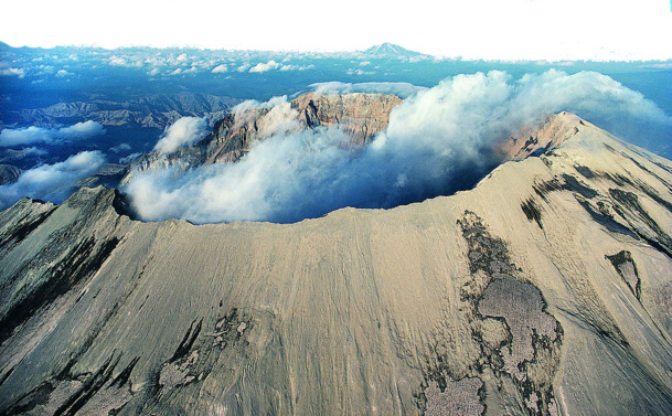 火山口高清PNG透明背景风景摄影素材下载