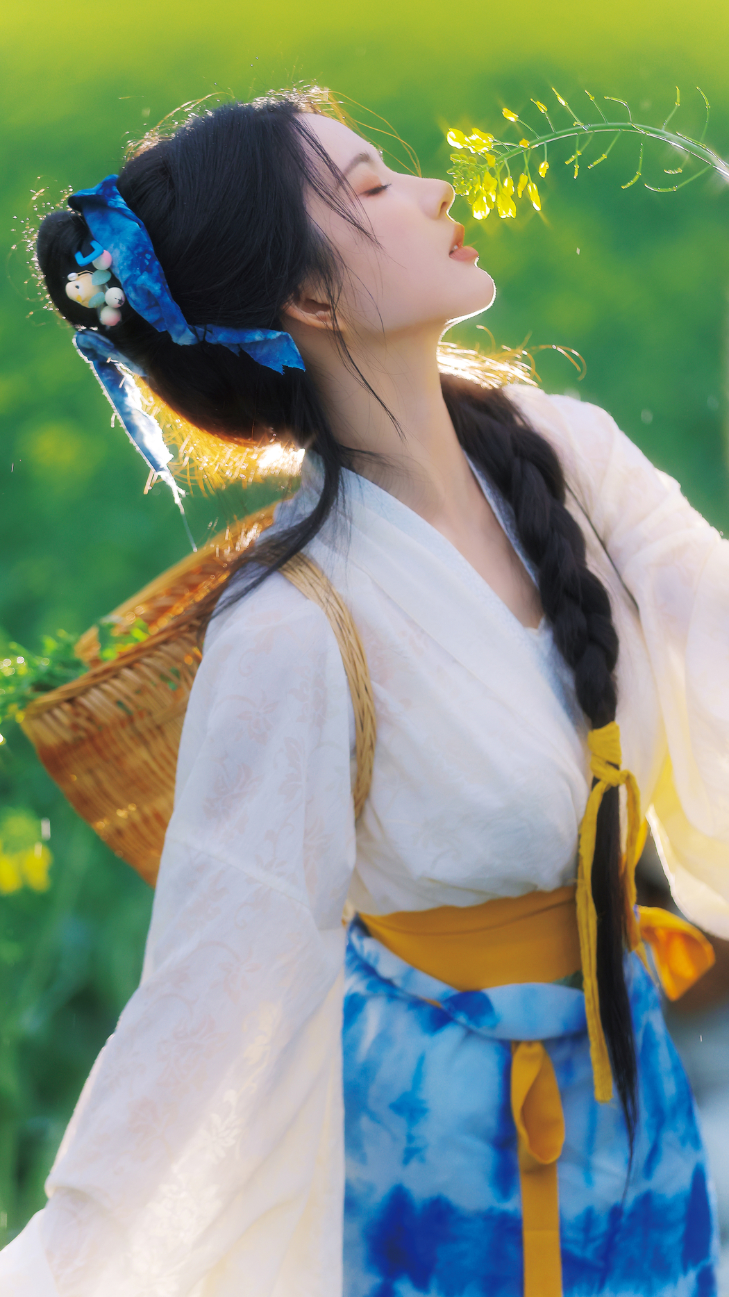 春日小黄花下清新美女闭目唯美照，刘些宁4K高清全屏手机壁纸，2160x3840分辨率下载
