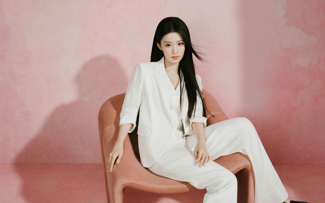 王楚然白色西服高清壁纸 3200x2000 全屏设备下载