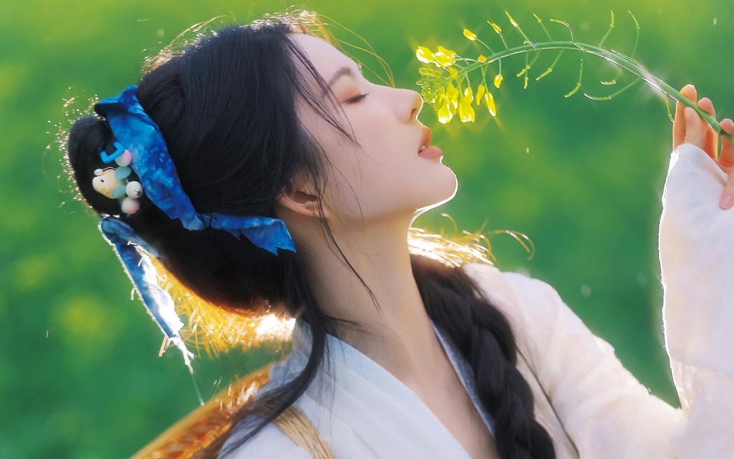 春天小黄花背景下清新美女闭眼唯美照，刘些宁3200x2000高清全屏壁纸，适配平板笔记本