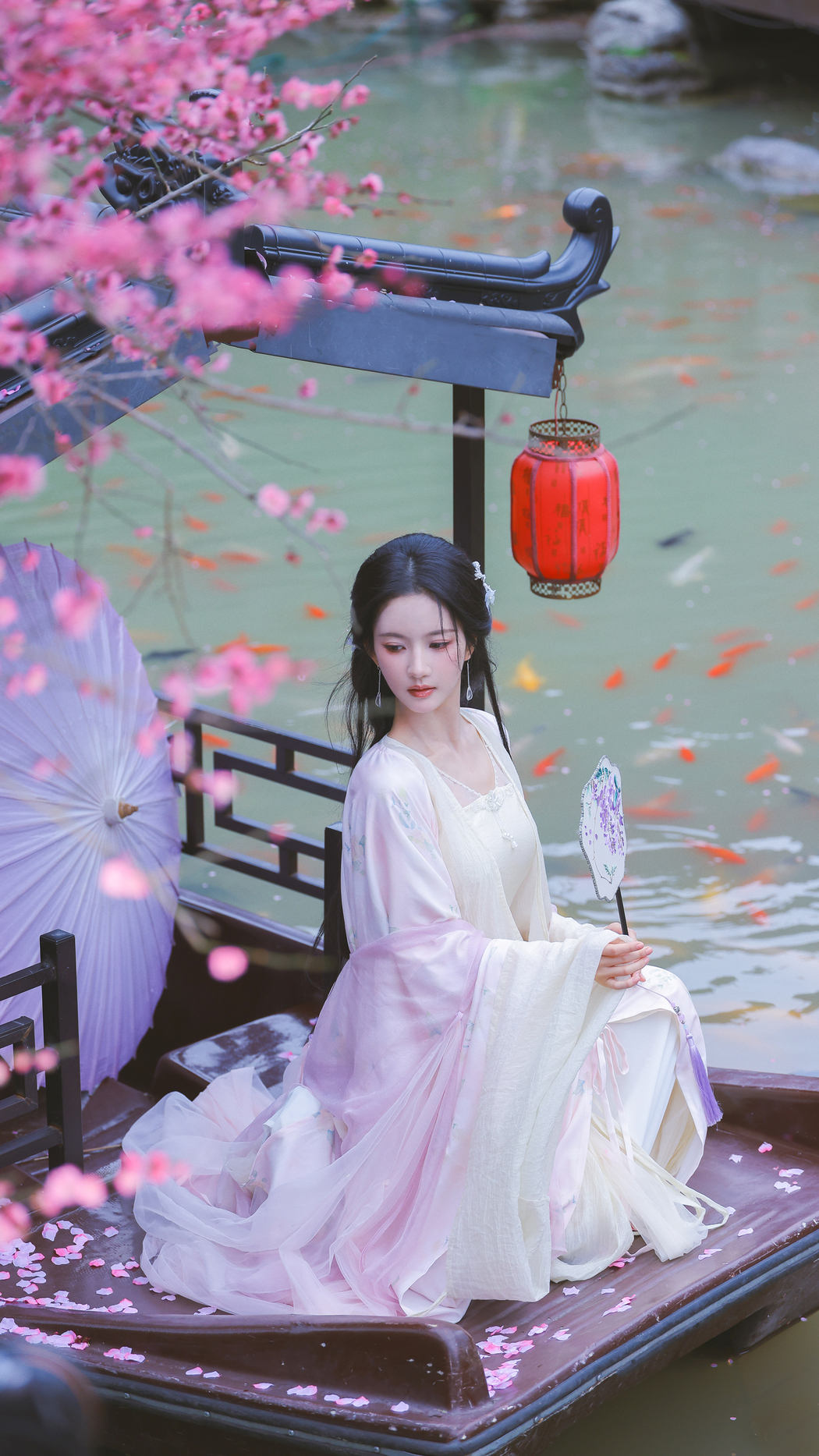 唯美古风美女油纸伞扇子4K高清手机壁纸，2160x3840分辨率下载