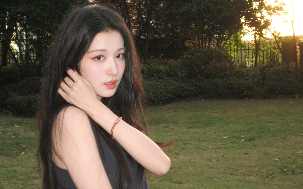 王楚然绿草地4K高清美女壁纸 3840x2400 下载