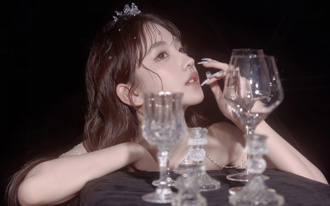 黄玉瑶美女玻璃杯高清2560x1600壁纸下载