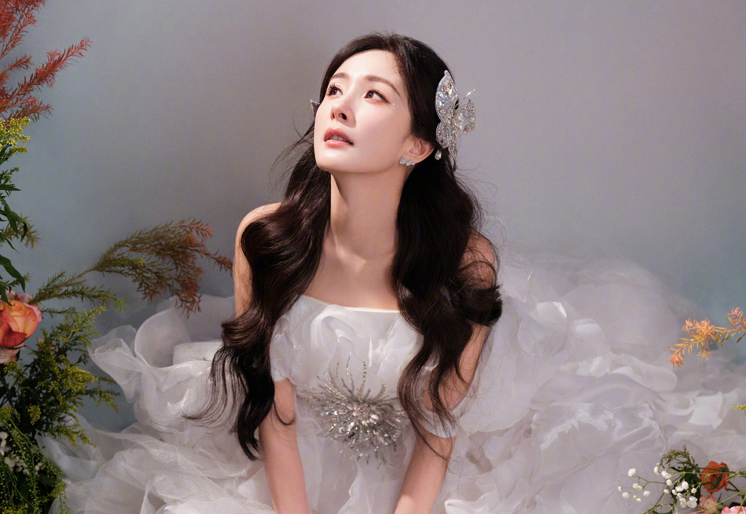杨幂白衣捧花高清壁纸 2420x1668 适配平板笔记本