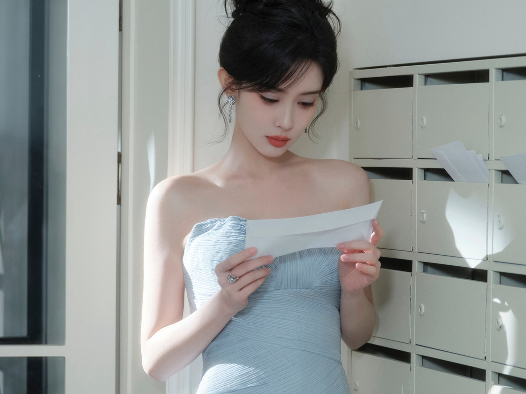 孟子义蓝色长裙高清壁纸，适用于平板电脑、笔记本等便携设备，2732x2048分辨率下载