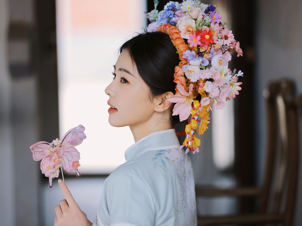 古风美女白鹿侧脸高清壁纸，2732x2048分辨率，适用于平板/笔记本等便携设备下载