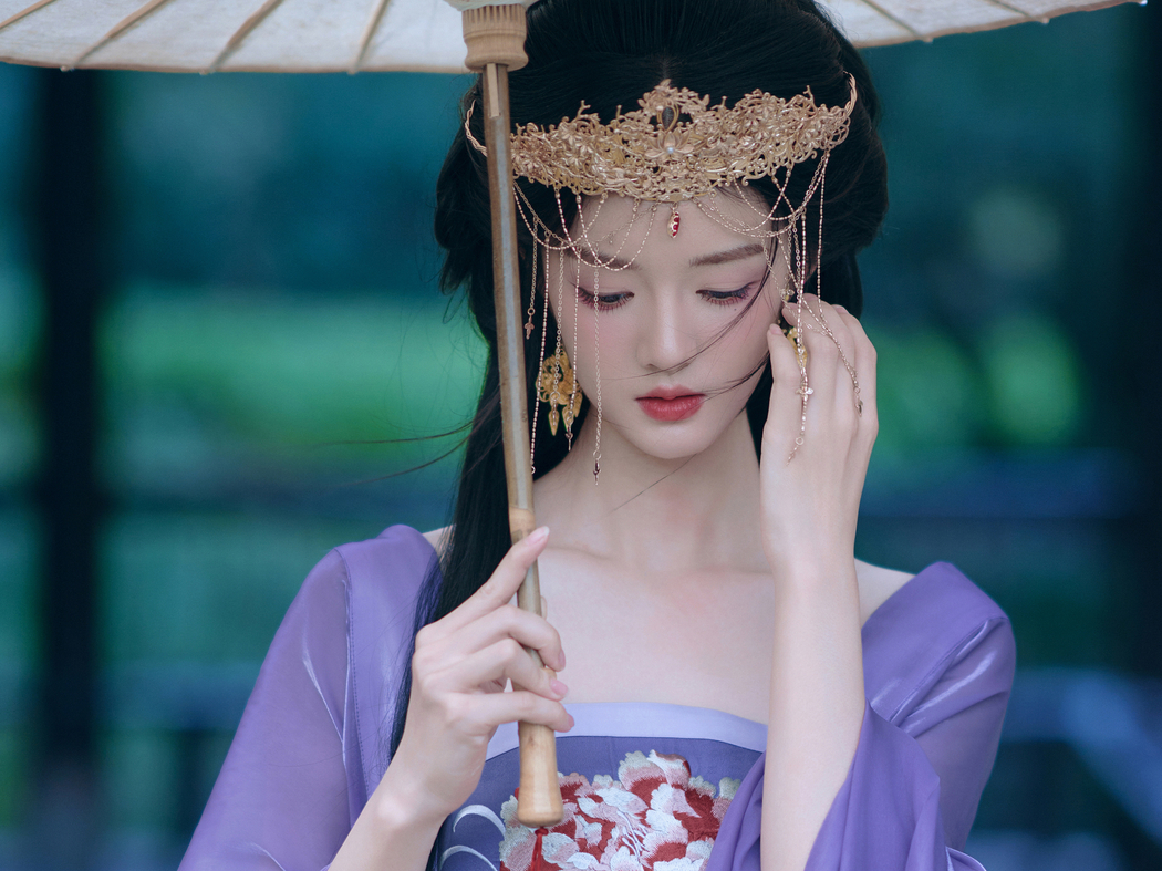 紫色古风裙美女与油纸伞高清壁纸 2732x2048 适配平板笔记本