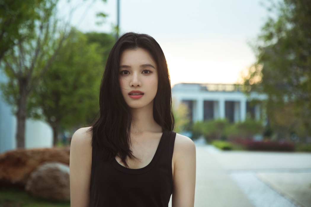 张婧仪长发美女4K高清壁纸及图片下载（3887x2591）