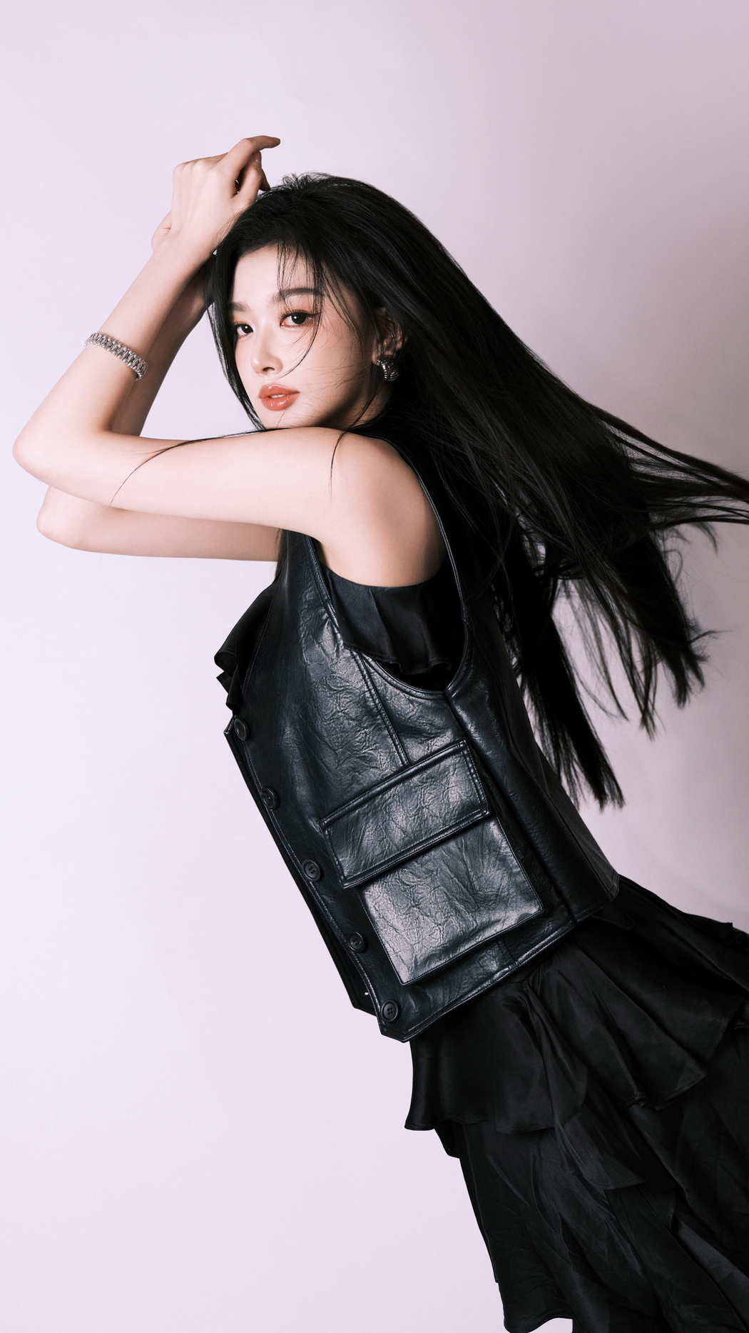 孔雪儿4K高清美女壁纸，2160x3840分辨率手机图片下载