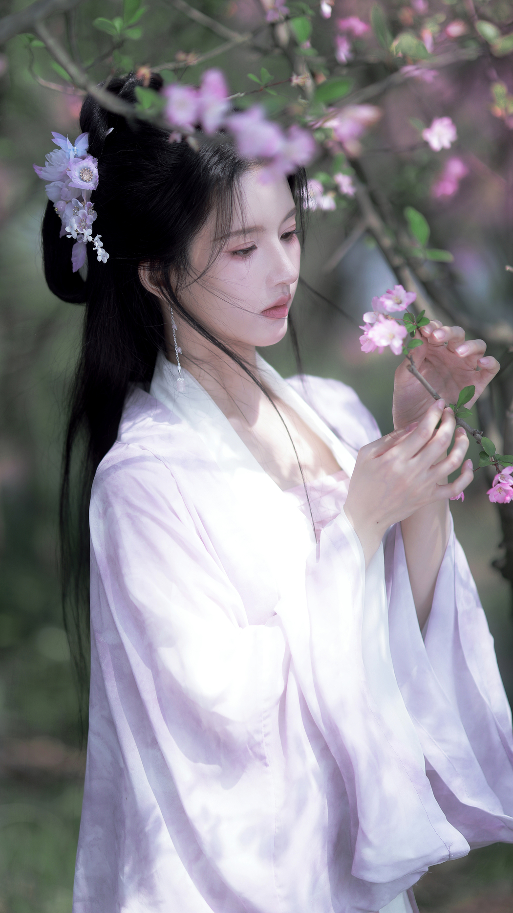 古风美女刘些宁高清花卉4K手机壁纸下载 2160x3840