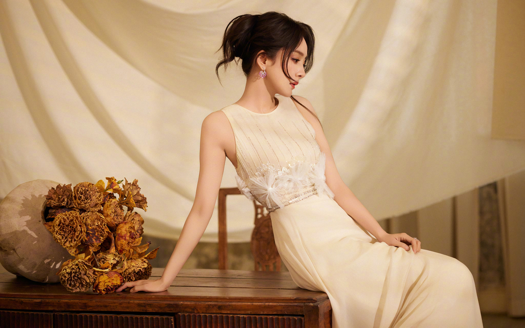 杨幂4K高清壁纸，优雅长裙美女，3840x2400分辨率下载