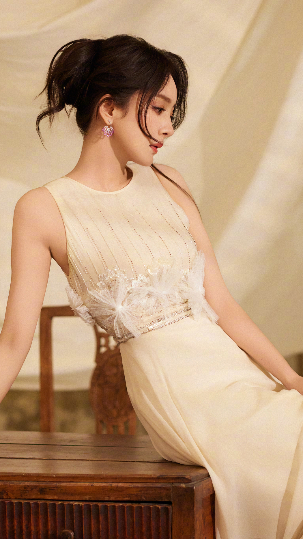 杨幂优雅长裙4K超清手机壁纸 2160x3840 高清下载