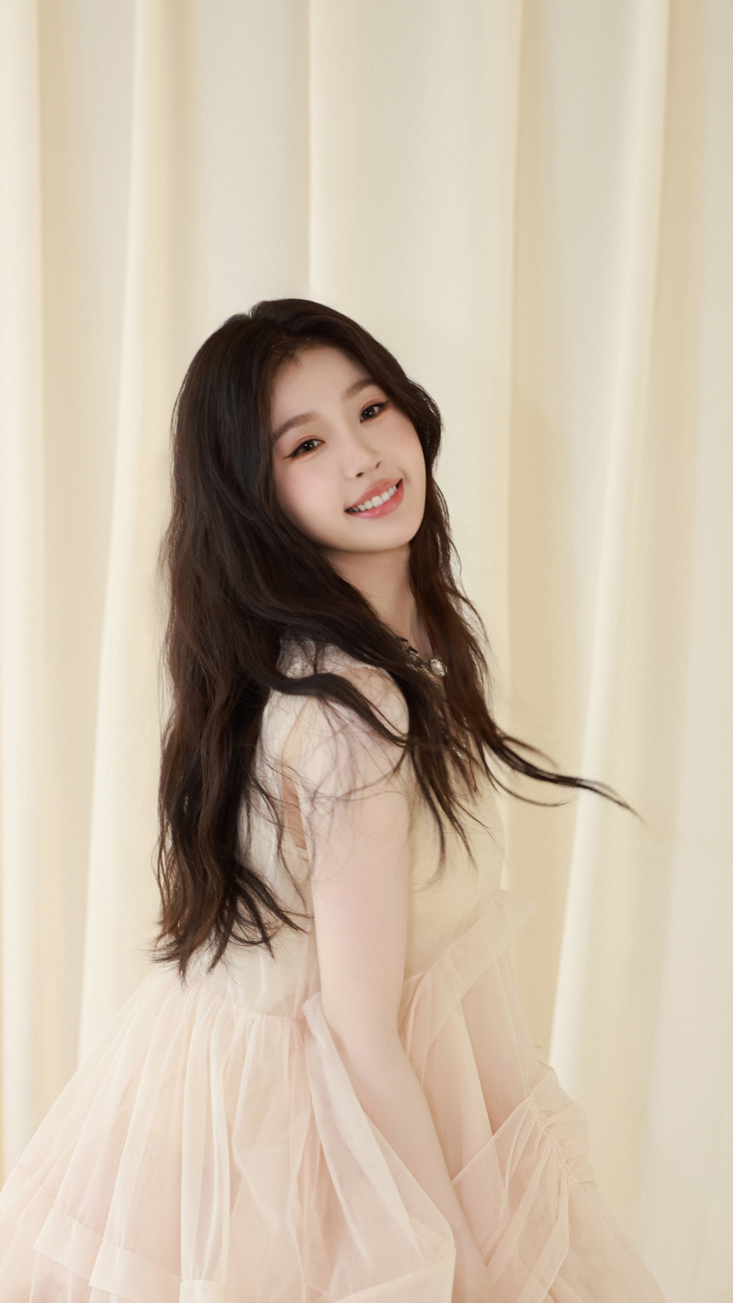 虞书欣4K高清手机壁纸，暖色窗帘美女图，2160x3840分辨率下载