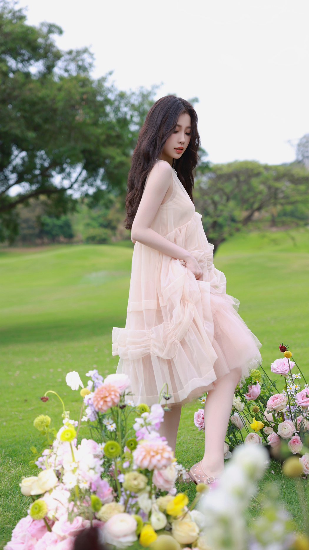虞书欣公园美照4K竖屏手机壁纸，高清2160x3840下载