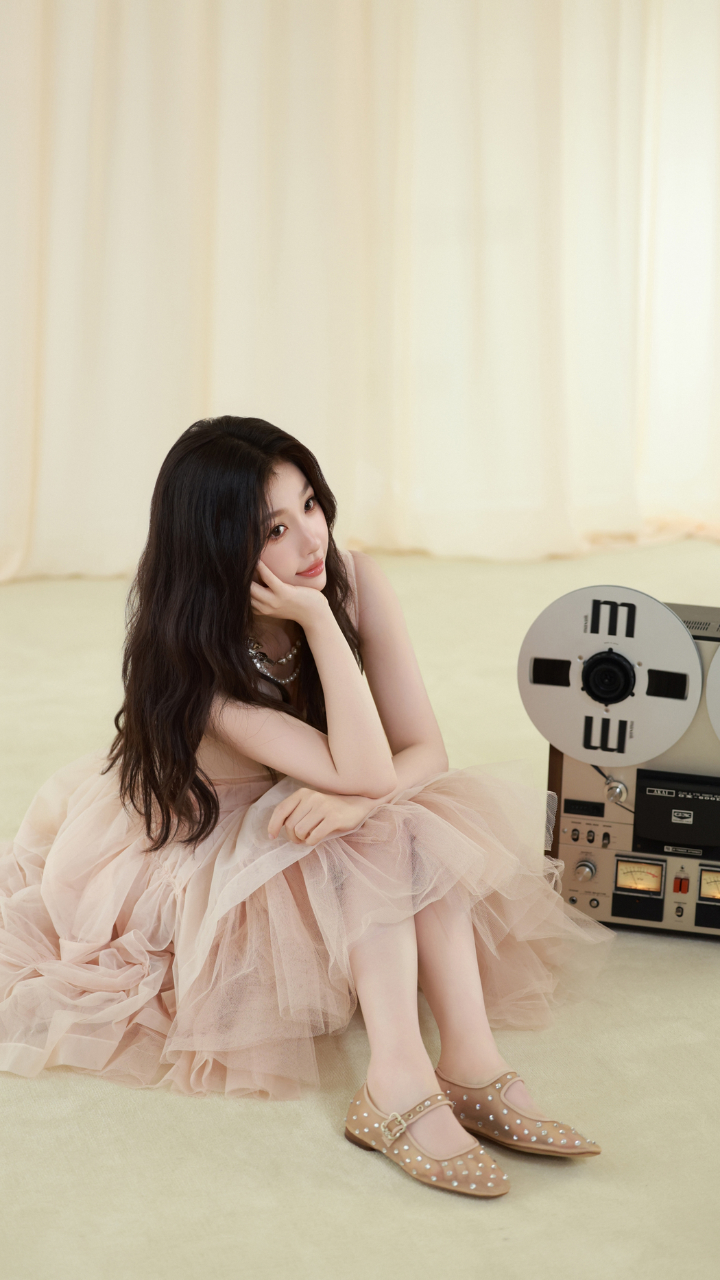 虞书欣4K美拍壁纸，高清手机图片2160x3840，地板坐姿美女照下载