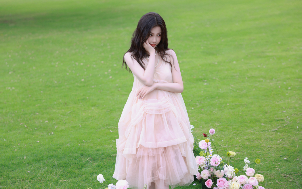 虞书欣4K高清壁纸，绿色草地鲜花美女照，3840x2400分辨率下载
