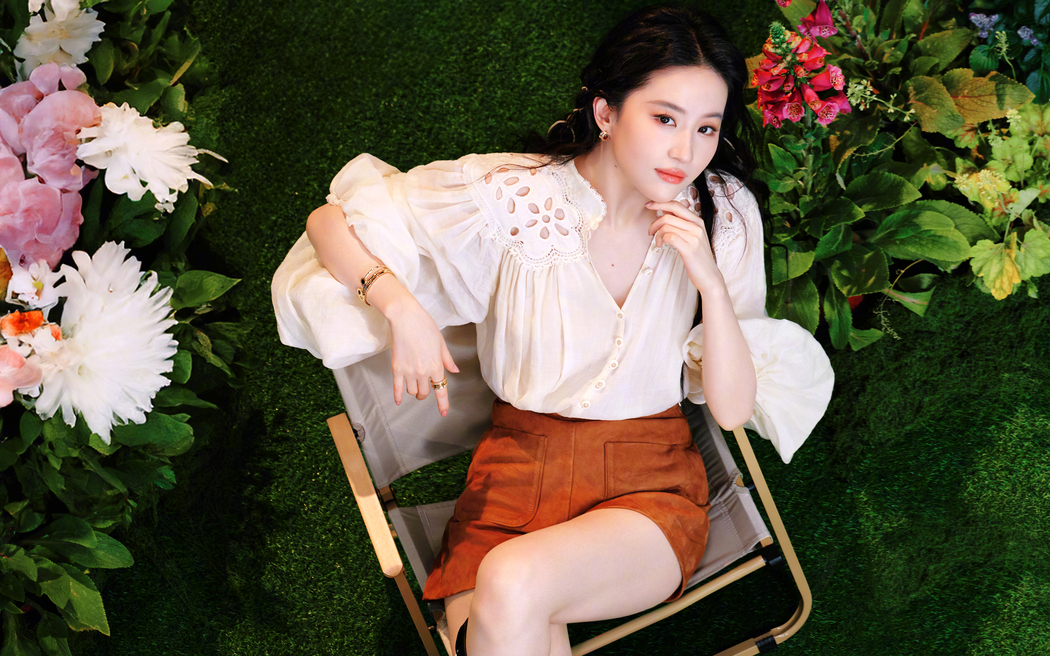 高清4K壁纸下载，刘亦菲美女与绿植鲜花3840x2400