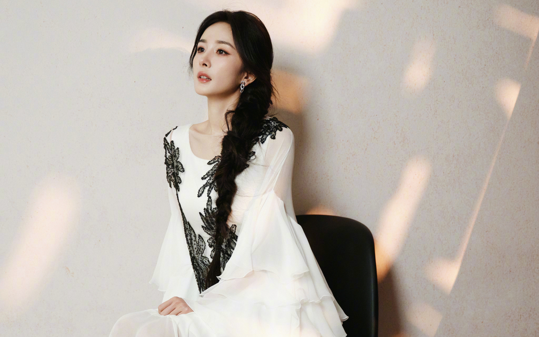 杨幂白色裙装唯美4K高清壁纸 3840x2400 下载