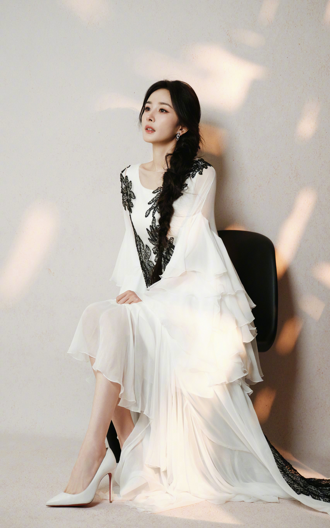 杨幂白色长裙优雅形象，4K竖屏手机壁纸高清下载（2400x3840）